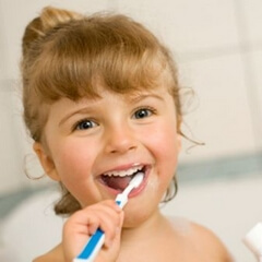brushing our teeth after each meal: it's a good habit